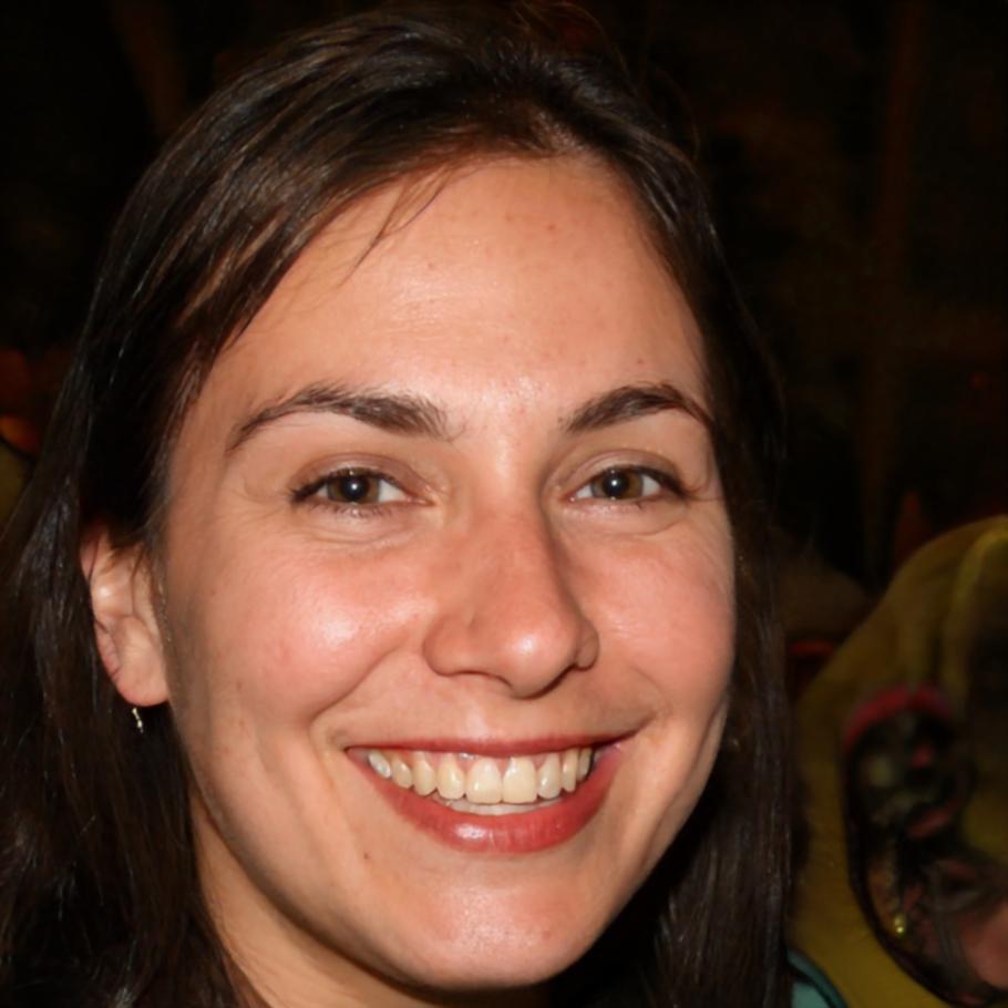 Trading expert Helena discussing risk management strategies